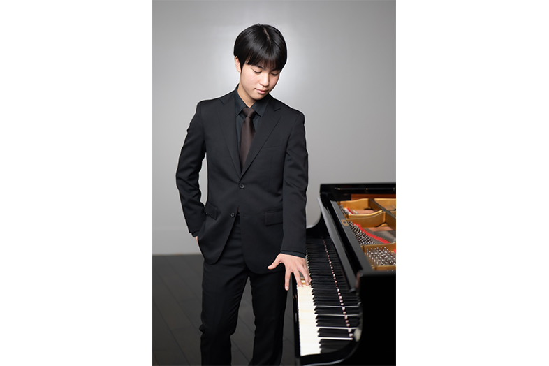 男性ピアニストアーティスト写真